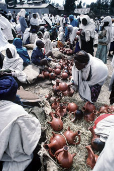 Poteries (cafetières) au marché